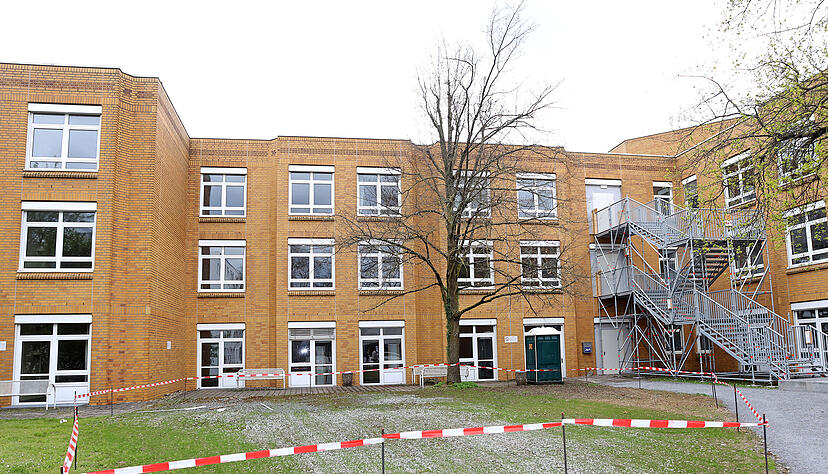 Außenansicht des neuen Gemeinschaftsunterkunft in einem leerstehenden
Trakt des SLK-Altbaus. Außenansicht des neuen Gemeinschaftsunterkunft in einem leerstehenden
Trakt des SLK-Altbaus.