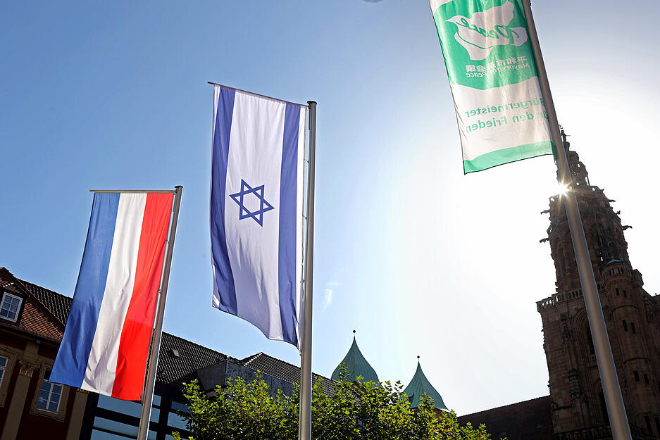 Unbekannte hatten in der Nacht auf Mittwoch die ursprüngliche Israel-Flagge entfernt. Unbekannte hatten in der Nacht auf Mittwoch die ursprüngliche Israel-Flagge entfernt.