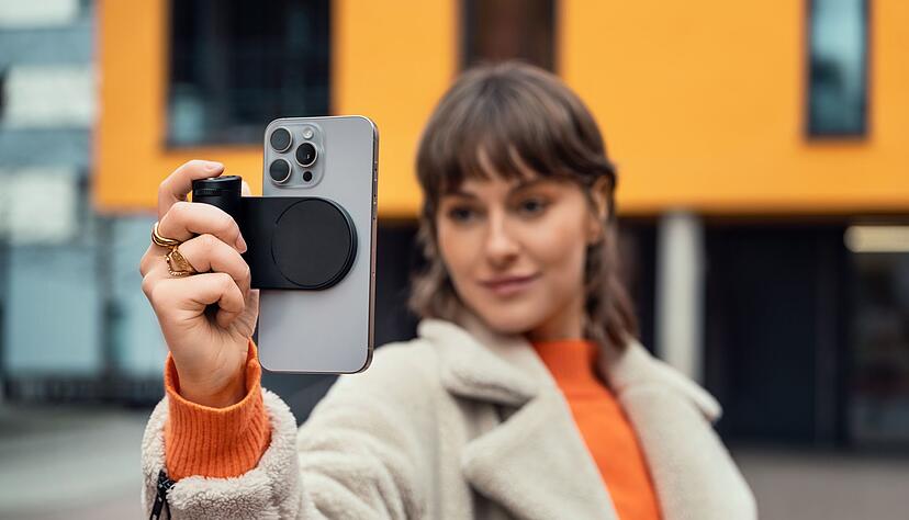 Durch die Nutzung des MagSafe-Rings kann das Telefon mit dem Leica Lux Grip im Hoch- und Querformat gehalten werden.