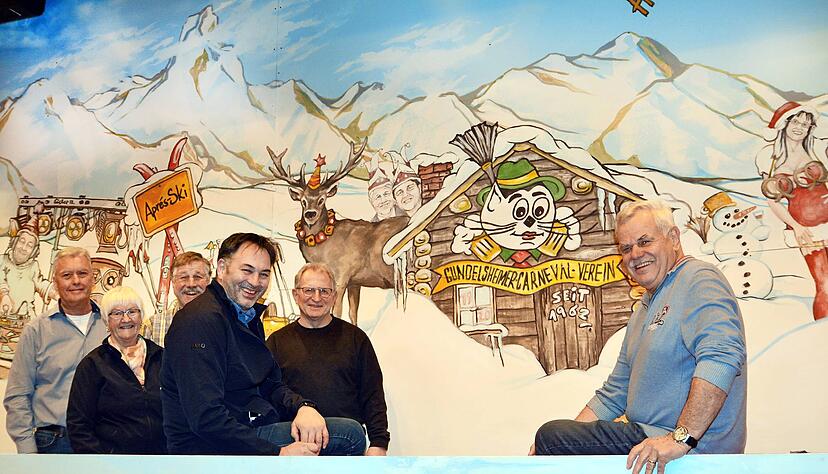 Vor dem aktuellen B&uuml;hnenbild: Dieter Schell, Erhard Bader, Hans-Peter Bechtold, Wolfgang Riedle, Petra Baumgart und Rolf Raible (von rechts).
Foto: Rudolf Landauer