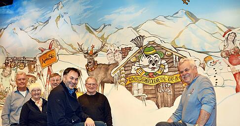 Vor dem aktuellen B&uuml;hnenbild: Dieter Schell, Erhard Bader, Hans-Peter Bechtold, Wolfgang Riedle, Petra Baumgart und Rolf Raible (von rechts).
Foto: Rudolf Landauer