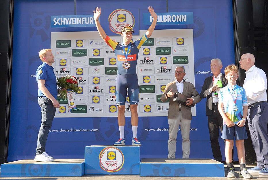 Der Allrounder mit Sprint-Expertise setzte sich auf dem leicht hügeligen Teilstück mit 176,3 Kilometern zwischen Schweinfurt und Heilbronn im Massensprint souverän vor seinem Team-Kollegen Mads Pedersen aus Dänemark und dem deutschen Rennfahrer Max Kanter durch.