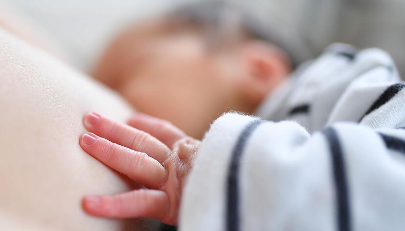 Will das Baby st&auml;ndig an die Brust, hei&szlig;t das nicht, dass die Milchmenge nicht reicht.