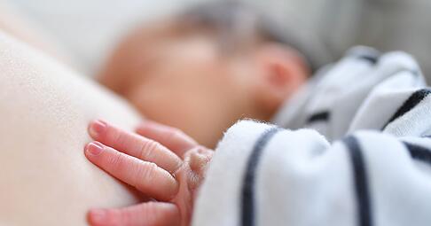 Will das Baby st&auml;ndig an die Brust, hei&szlig;t das nicht, dass die Milchmenge nicht reicht.