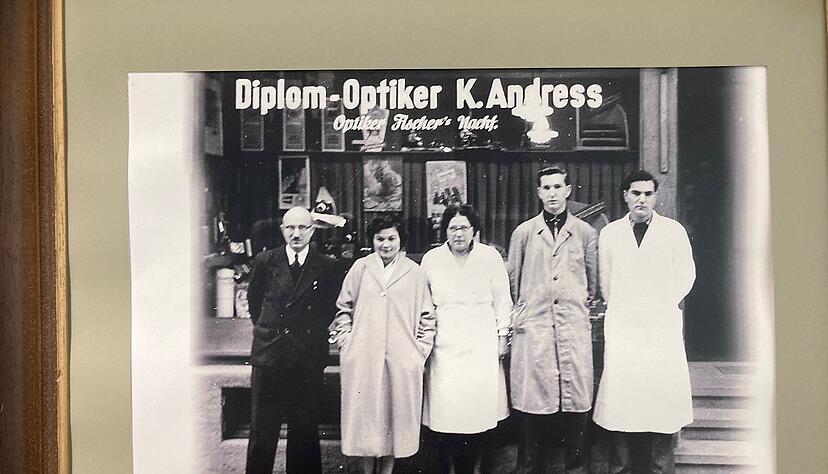Das Foto von 1932 zeigt (von links) Karl Andress, eine namentlich nicht Bekannte sowie Emilie Andress mit den Söhnen Dieter und Karlfried.
Foto: Reproduktion