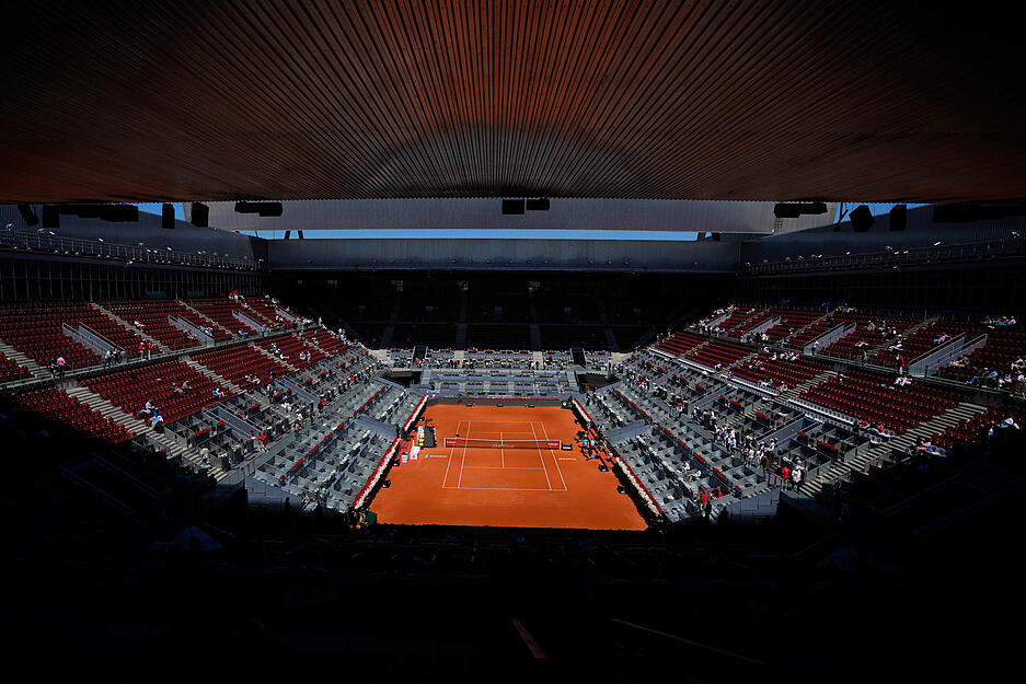 Die leeren Zuschauerränge während des Stromausfalls. Der massive Stromausfall in weiten Teilen Spaniens hat auch das Geschehen beim Tennis-Turnier in Madrid beeinträchtigt.