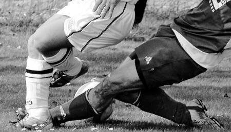 Nein, es gibt kein Pardon. In der Fußball-Kreisliga Sinsheim geht es auch an den Pfingstfeiertagen ganz schön zur Sache. So tritt der Tabellenzweite FVS Sulzfeld beim TSV Steinsfurt an. (Foto: Klaus Krüger) Nein, es gibt kein Pardon. In der Fußball-Kreisliga Sinsheim geht es auch an den Pfingstfeiertagen ganz schön zur Sache. So tritt der Tabellenzweite FVS Sulzfeld beim TSV Steinsfurt an. (Foto: Klaus Krüger)