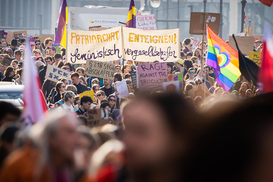 In Demonstrationsz&uuml;gen gehen die Menschen auf die Stra&szlig;en.