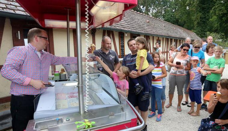 Ansturm aufs Eis: Götzenburg-Pächter Andreas Gravius (links) kümmert sich nach dem Kinderstück um die jüngsten Besucher.
Foto: Guido Sawatzki Ansturm aufs Eis: Götzenburg-Pächter Andreas Gravius (links) kümmert sich nach dem Kinderstück um die jüngsten Besucher.
Foto: Guido Sawatzki