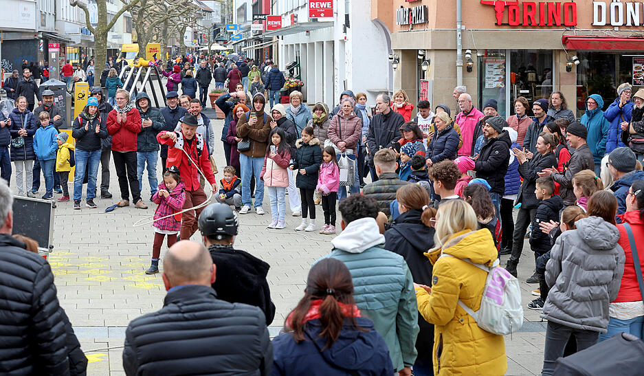 Stra&szlig;enkunst-Festival zieht Massen in Heilbronner Innenstadt