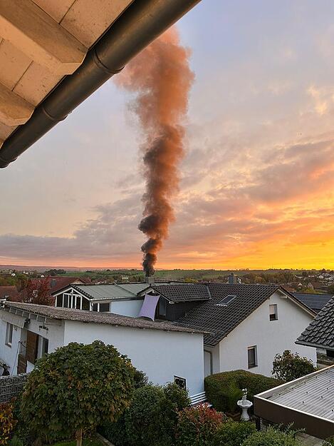 Am abendlichen Himmel in Ittlingen zeigt sich eine große Rauchwolke durch den Brand der Lagerhalle. Am abendlichen Himmel in Ittlingen zeigt sich eine große Rauchwolke durch den Brand der Lagerhalle.