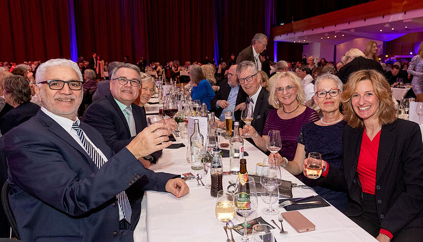 Eine Gruppe Tänzer aus Mosbach amüsiert sich prächtig auf dem Silvesterball in der Heilbronner Harmonie.