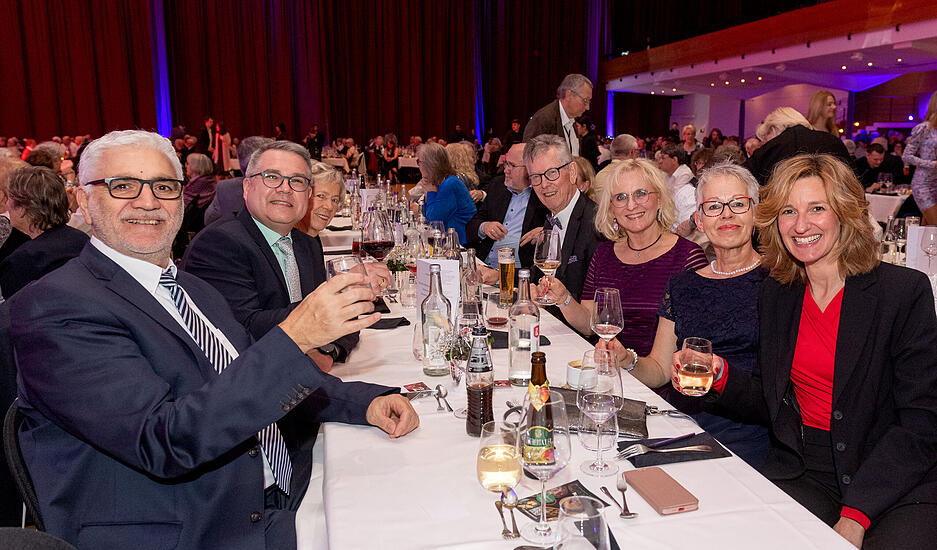 Eine Gruppe Tänzer aus Mosbach amüsiert sich prächtig auf dem Silvesterball in der Heilbronner Harmonie.