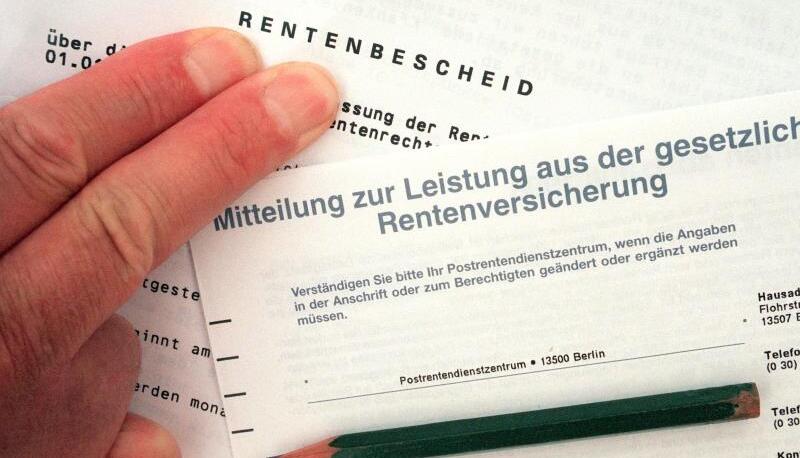 Die Verbraucherzentralen fordern ein neues, staatlich organisiertes Angebot zur privaten Altersvorsorge. Die Verbraucherzentralen fordern ein neues, staatlich organisiertes Angebot zur privaten Altersvorsorge.