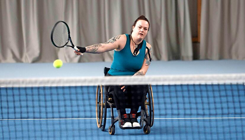 Von der Landesliga-Fußballerin zur Rollstuhltennis-Spielerin. Nach den ersten Trainerstunden ist Vanessa Pelzer begeistert vom Sport.