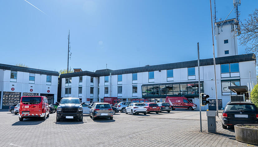 Einige Einsatzfahrzeuge m&uuml;ssen dauerhaft im Freien abgestellt werden, da die Kapazit&auml;t in den Hallen nicht ausreicht.