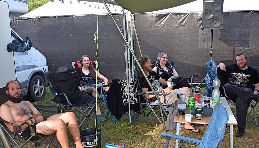 Pudelwohl f&uuml;hlt sich jene Gruppe aus Backnang, welche die N&auml;he zu den Bands sch&auml;tzt. Die kommen n&auml;mlich auch mal raus und feiern auf dem Campingplatz mit.