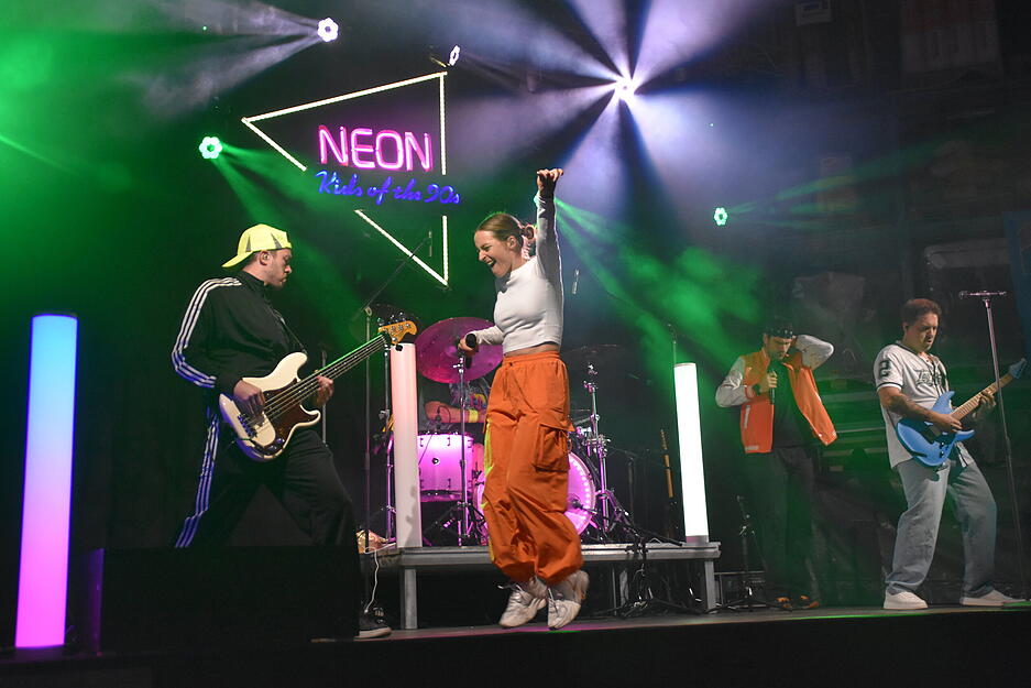 Neon gehört heute die Werkshalle von Dachdecker und Fassadenbauer Sautter. Stündlich lassen sie die 90er hochleben und starten mit Michael Jackson und Coolio. Neon gehört heute die Werkshalle von Dachdecker und Fassadenbauer Sautter. Stündlich lassen sie die 90er hochleben und starten mit Michael Jackson und Coolio.