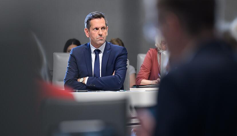 Olaf Lies sieht unter anderem gewaltverherrlichende Inhalte in den sozialen Medien als Gefahr f&uuml;r Kinder. (Archivbild)