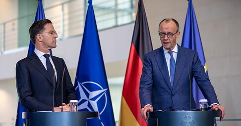 Kanzler Merz und Nato-Generalsekretär Rutte treten gemeinsam vor die Presse.