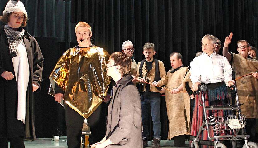 Frei nach dem Märchen "Sterntaler" gibt das Mädchen (l.) armen Leuten Mütze, Schal und Mantel. Die Gruppe "Lichte Sterne" spielt das Stück.
Foto: Stöhr-Michalsky