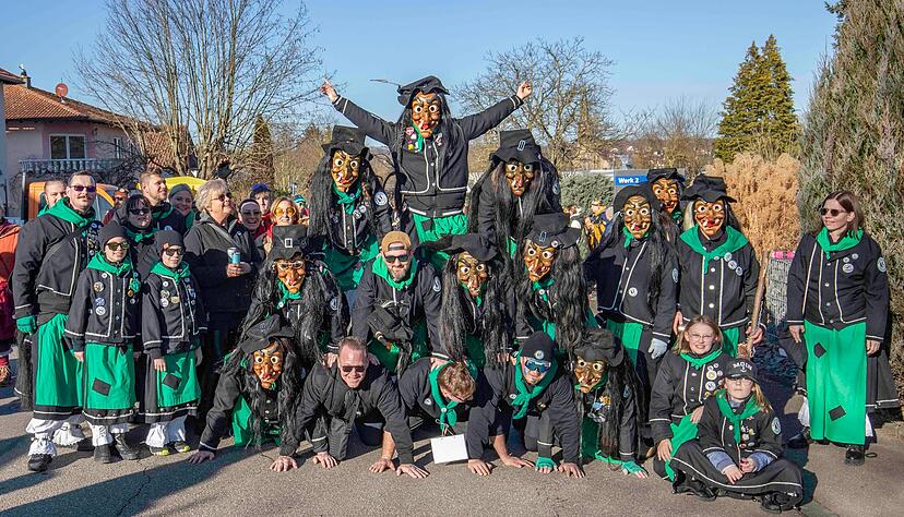 Gleich geht's los: Die Eppinger Kraichgau Hexen bringen sich für den Start des Gemminger Faschingsumzugs in Position. Gleich geht's los: Die Eppinger Kraichgau Hexen bringen sich für den Start des Gemminger Faschingsumzugs in Position.