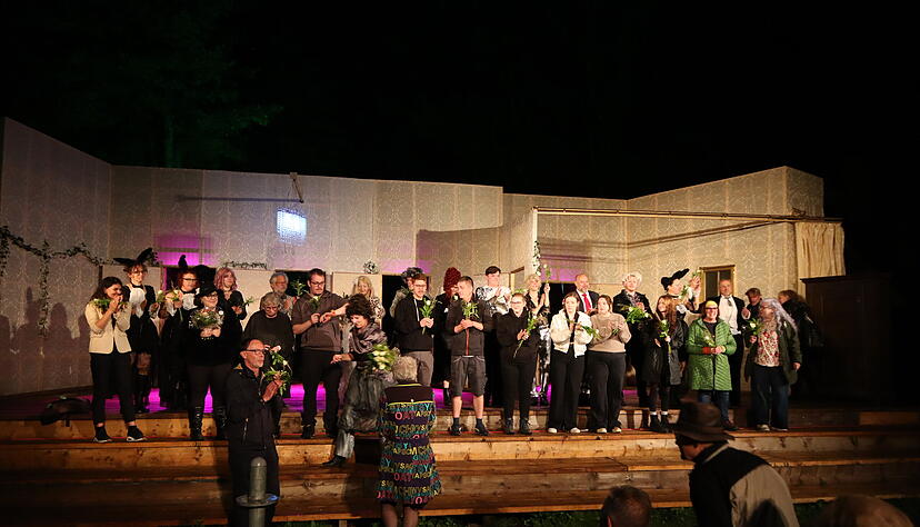 Das Team von vor und hinter der B&uuml;hne empf&auml;ngt den Applaus.