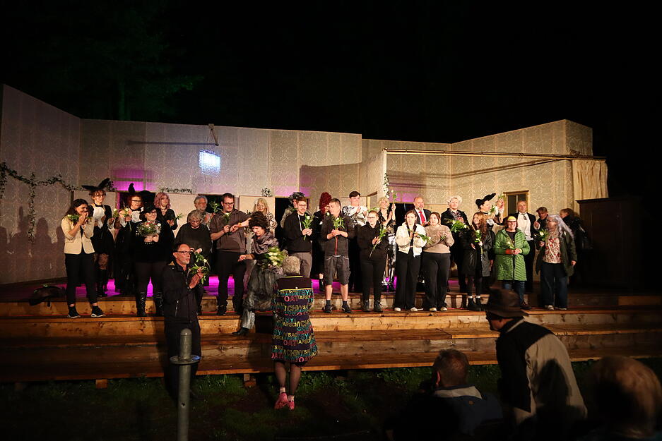 Das Team von vor und hinter der Bühne empfängt den Applaus. Das Team von vor und hinter der Bühne empfängt den Applaus.