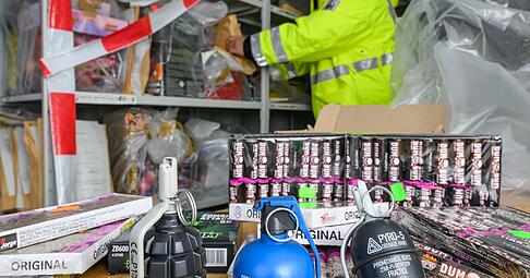 In einem speziellen Gefahrgutcontainer vom Hauptzollamt in Frankfurt (Oder) liegt beschlagnahmtes Feuerwerk. Der Heilbronner Zoll warnt auch in diesem Jahr vor gef&auml;hrlichen B&ouml;llern aus dem Ausland.