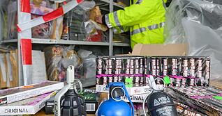 In einem speziellen Gefahrgutcontainer vom Hauptzollamt in Frankfurt (Oder) liegt beschlagnahmtes Feuerwerk. Der Heilbronner Zoll warnt auch in diesem Jahr vor gef&auml;hrlichen B&ouml;llern aus dem Ausland.