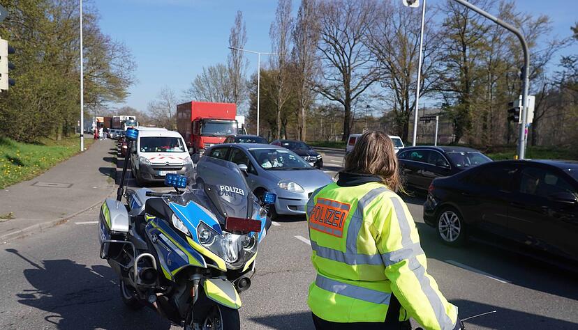 Die Polizei musste den Verkehr regeln.