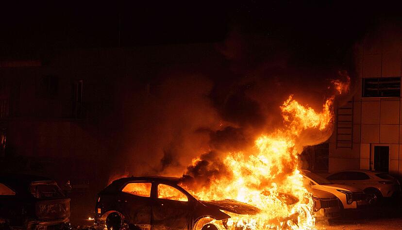 Zahlreiche Geb&auml;ude und Autos wurden nach Beh&ouml;rdenangaben in der Ukraine bei russischen Angriffen besch&auml;digt.
