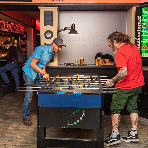 André Gellrich (37) und Oli Kaufmann beim Tischkickern im Plan B.