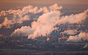 Der Industriepark Höchst zeigt mit Dampfschwaden und rauchenden Schloten an, wo das Geld verdient wird, mit dem an der Börse gezockt werden kann.
Fotos: dpa Der Industriepark Höchst zeigt mit Dampfschwaden und rauchenden Schloten an, wo das Geld verdient wird, mit dem an der Börse gezockt werden kann.
Fotos: dpa