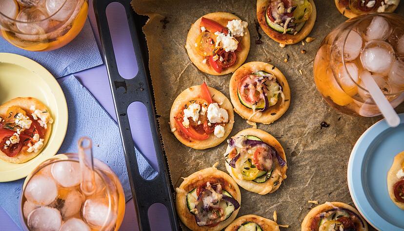 Pizza mag jeder - also dürfte auch die Mini-Variante mit Feta, bunten Tomaten, Paprika, Champignons, Zwiebeln und Zucchini gut ankommen.