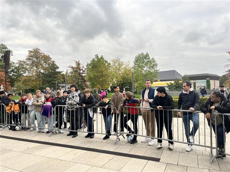 Vor dem Parkhotel in Heilbronn werden die DFB-Stars von Fans erwartet. Nach und nach treffen immer mehr Menschen ein.