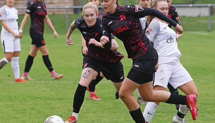 Am Mittwoch steht f&uuml;r die Pink Ladies mit Charlotte Giehl (vorne) und Malin Hornberger das Pokal-Viertelfinalspiel gegen den VfL Herrenberg an. Die Neunesteinerinnen wollen ins Halbfinale.
Foto: Marc Schmerbeck