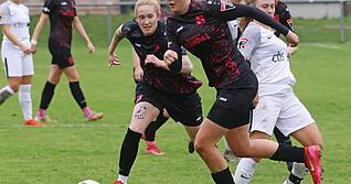 Am Mittwoch steht f&uuml;r die Pink Ladies mit Charlotte Giehl (vorne) und Malin Hornberger das Pokal-Viertelfinalspiel gegen den VfL Herrenberg an. Die Neunesteinerinnen wollen ins Halbfinale.
Foto: Marc Schmerbeck