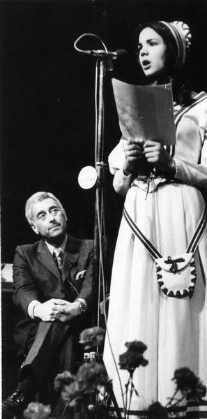 1970 - 1972 ist Evelyn Friedrich das erste gew&auml;hlte K&auml;thchen. Die Wahlplattform bietet der K&auml;thchenball des Amateur-Tanzclubs Blau-Gold am 24.4.1970.
Das Foto zeigt ihren Auftritt bei der Radiosendung "Mit Musik geht alles besser"  1971 in der Harmonie.