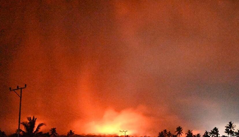 Der Vulkan sei mitten in der Nacht ausgebrochen, berichteten lokale Medien.