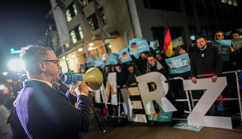 Carsten Linnemann, CDU-Generalsekretär, feuert vor dem TV-Duell von ARD und ZDF am Studio CDU-Anhänger an. Carsten Linnemann, CDU-Generalsekretär, feuert vor dem TV-Duell von ARD und ZDF am Studio CDU-Anhänger an.