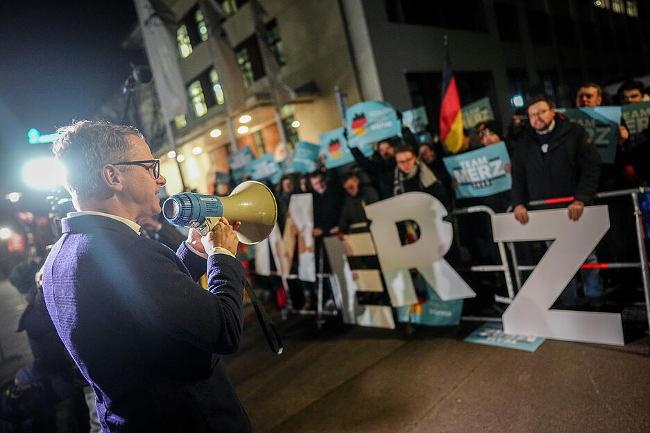 Carsten Linnemann, CDU-Generalsekretär, feuert vor dem TV-Duell von ARD und ZDF am Studio CDU-Anhänger an. Carsten Linnemann, CDU-Generalsekretär, feuert vor dem TV-Duell von ARD und ZDF am Studio CDU-Anhänger an.