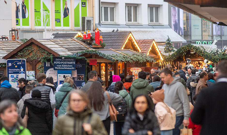 In der Heilbronner Innenstadt herrscht am vierten Adventswochenende gro&szlig;er Andrang &ndash; in den Gesch&auml;ften und auf dem Weihnachtsmarkt.