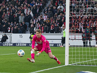 Alexander N&uuml;bel: Rutschte einmal weg, konnte den Ball aber retten. Spielte in einigen Situationen gut mit. Beim 1:1 chancenlos. Rettete dem VfB in der Schlussphase das Unentschieden durch eine starke Parade. Note: 2,5