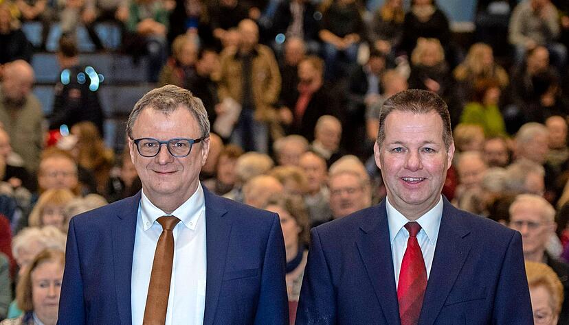 Weinsbergs Bürgermeister Stefan Thoma (links) und Herausforderer Lutz Ronneburg beim Stimme-Forum kurz vor der Wahl am 2. Februar 2020. Am Dienstag sahen sie sich vor dem Verwaltungsgerichtshof in Mannheim wieder.
Foto: Archiv/Berger Weinsbergs Bürgermeister Stefan Thoma (links) und Herausforderer Lutz Ronneburg beim Stimme-Forum kurz vor der Wahl am 2. Februar 2020. Am Dienstag sahen sie sich vor dem Verwaltungsgerichtshof in Mannheim wieder.
Foto: Archiv/Berger