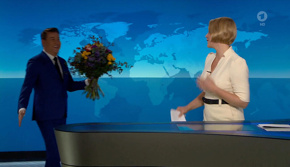Jens Riewa und das Team der Tagesschau verabschieden sich mit Blumen von der TV-Nachrichtensprecherin Judith Rakers.