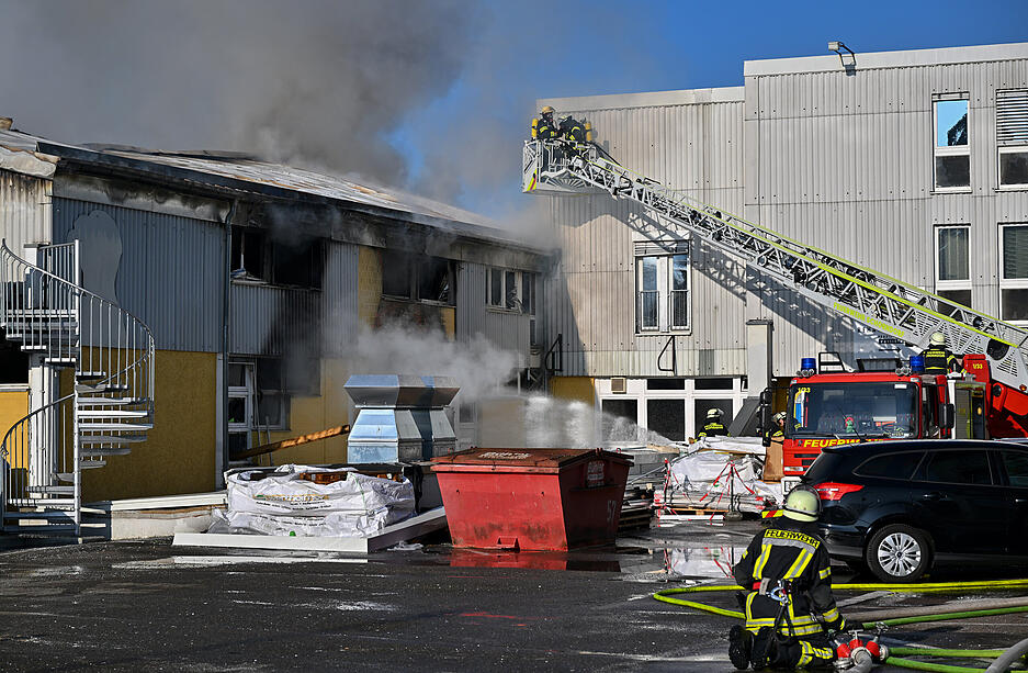 Großeinsatz nach Explosion und Brand in Schorndorf. Großeinsatz nach Explosion und Brand in Schorndorf.