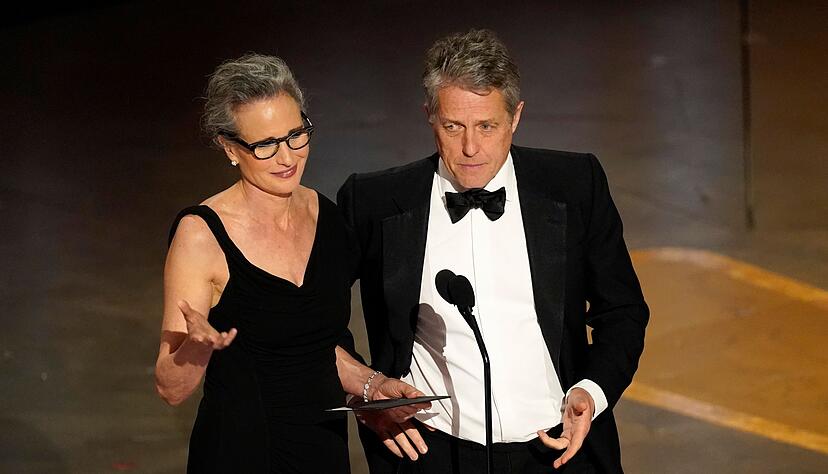 Andie MacDowell und Hugh Grant fast 30 Jahren nach &laquo;Vier Hochzeiten und ein Todesfall&raquo; (Originaltitel: Four Weddings and a Funeral) - bei den Oscars 2023.
