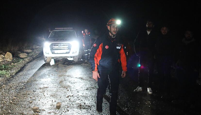 T&uuml;rkische Rettungsteams suchen nach &Uuml;berresten des Flugzeugs.