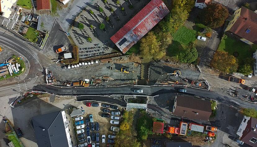 Die Arbeiten an der Baustelle in der Ortsdurchfahrt in Cappel haben nach der Weihnachtspause wieder begonnen. Dieses Luftbild zeigt den Bauzustand von Ende Oktober, also vor der Weihnachtspause.